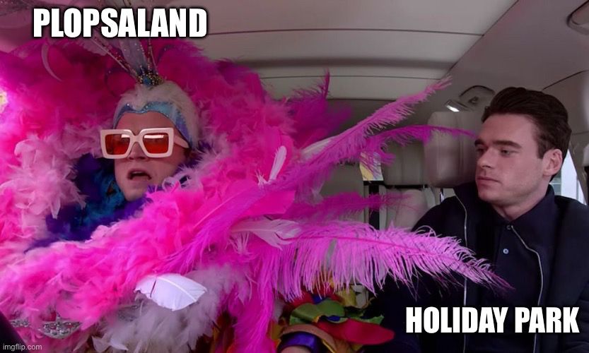 Ein langweilig angezogener Typ unter dem „Holiday Park“ steht.

Daneben ein extravagant angezogener Typ, über dem „Plopsaland“.