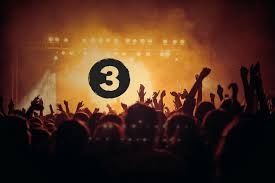 Foto van podium in WPC Nederland Drie in Wateringen, vanuit het publiek gezien.