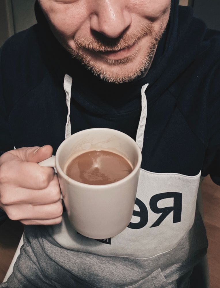 Accountinhaber mit Kaffee in der Hand 