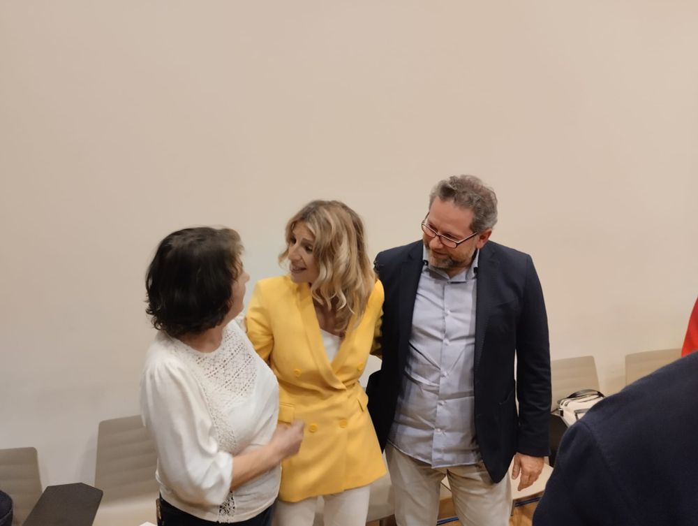 Nieves Ramos y Pedro Carrasco del equipo de Relaciones Institucionales de Koopera, junto a la Ministra de Trabajo y Economía Social de España, Yolanda Diaz, en el I. Encuentro que tiene con las empresas de Inserción