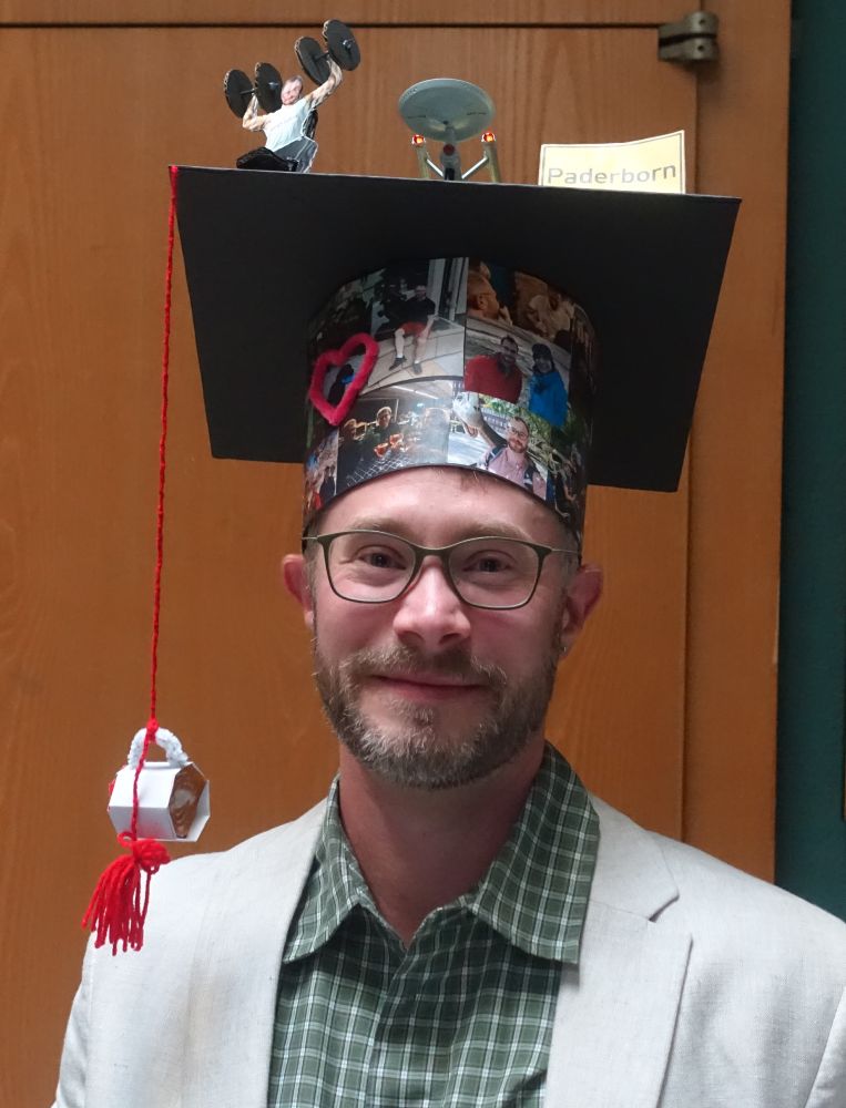 Jonathan Nölke with his PhD hat