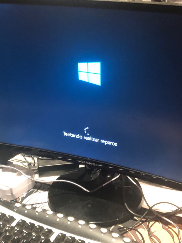 Tela de computador onde está escrito “tentando iniciar reparos”
