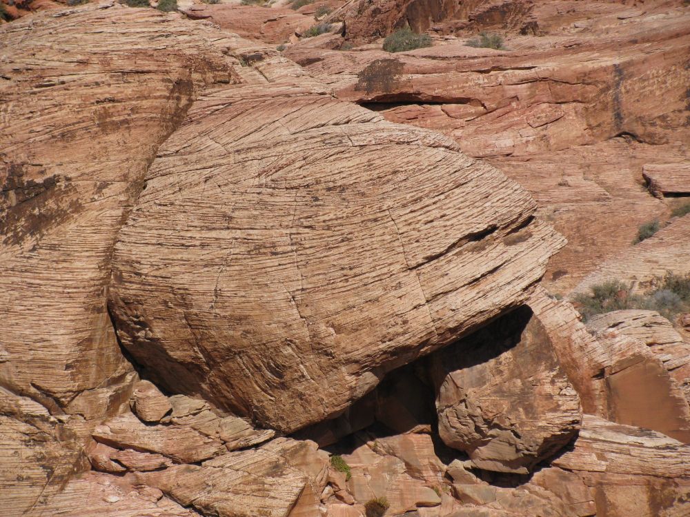 Gros plan d'une formation rocheuse rougeâtre. On dirait qu'il y a un visage à l'extrémité droite. 