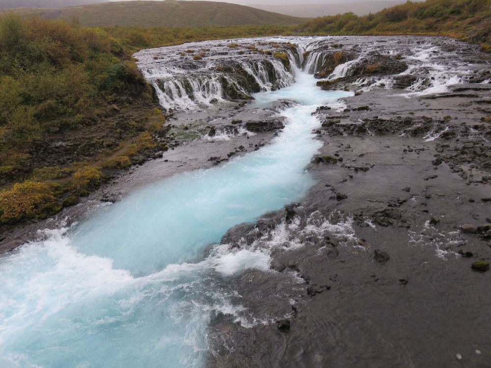 Cascade nommée Brúarfoss. L'eau est d'un bleu laiteux. La journée est pluvieuse. Islande (septembre 2014).