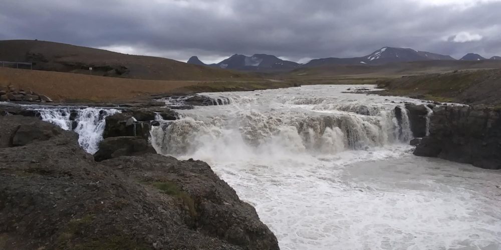 La chute Gýgjarfoss dans les hautes terres d'Islande. Le ciel est menaçant. 26 août 2025.