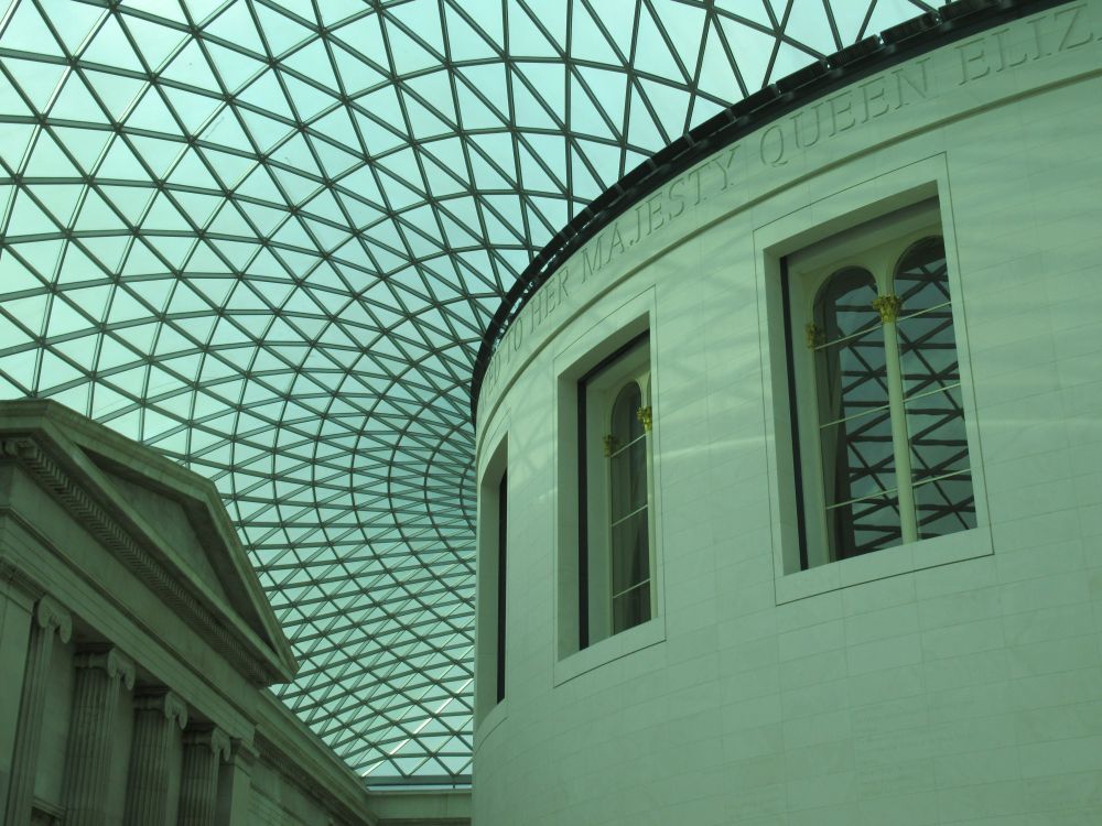 La Grande cour Élisabeth II (Queen Elizabeth II Great Court) au British Museum, la plus grande place couverte d'Europe. Le plafond est une magnifique couverture en verre. On voir une partie de l'inscription "Her majesty Queen Eliz..." sur la salle de lecture (Reading Room), qui est maintenant une salle d'archive. Londres (octobre 2007)
