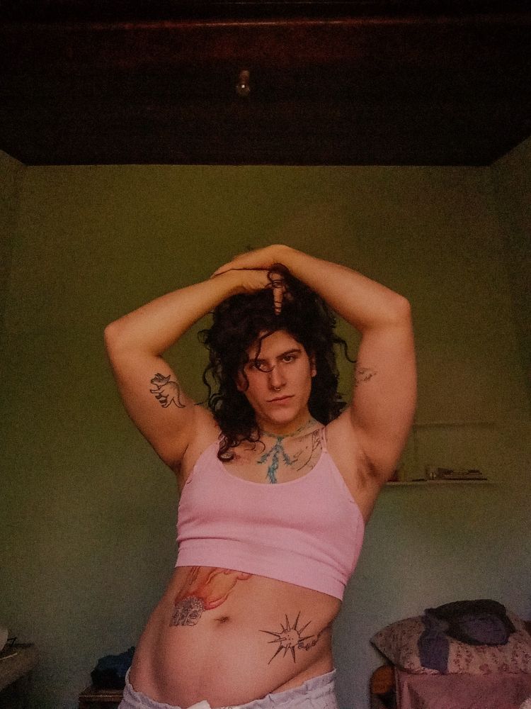 Foto minha usando top rosa e moletom branco 