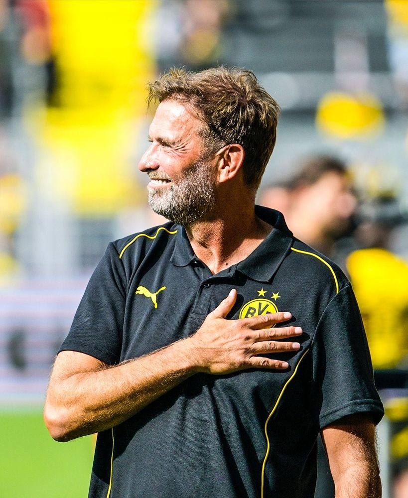 Jürgen Klopp fasst sich an die Brust - ob er sein Herz meint oder das BVB-Wappen ist nicht klar 