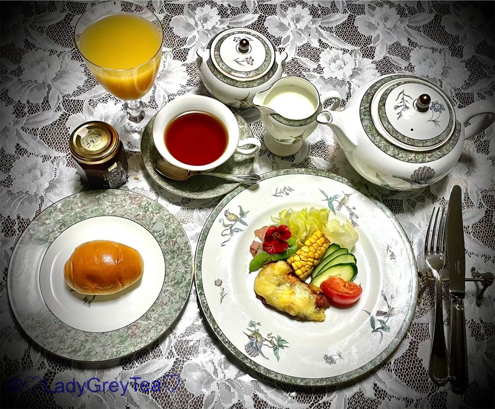 サーモンのチーズ焼きと醤油バターコーン、サラダのプレート ロールパンにラズベリーのジャムを添えて
F&Mのブレックファストブレンド 
スムージー
