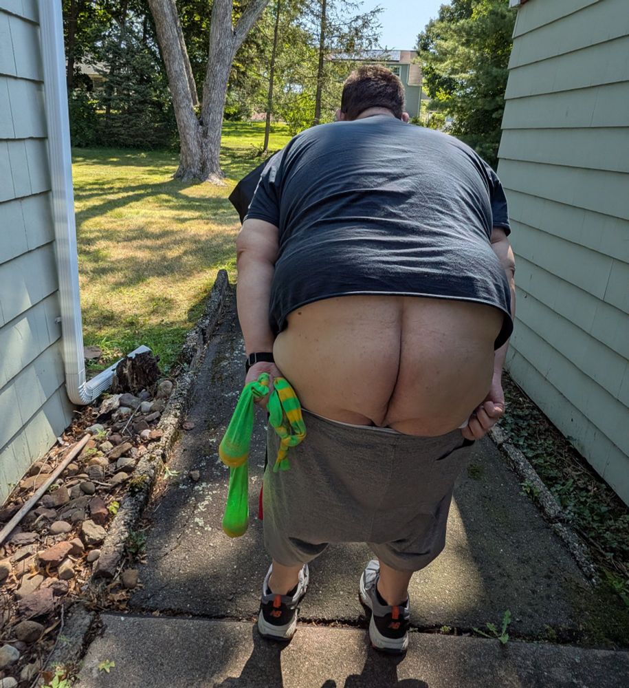 Showing ass before spinning 