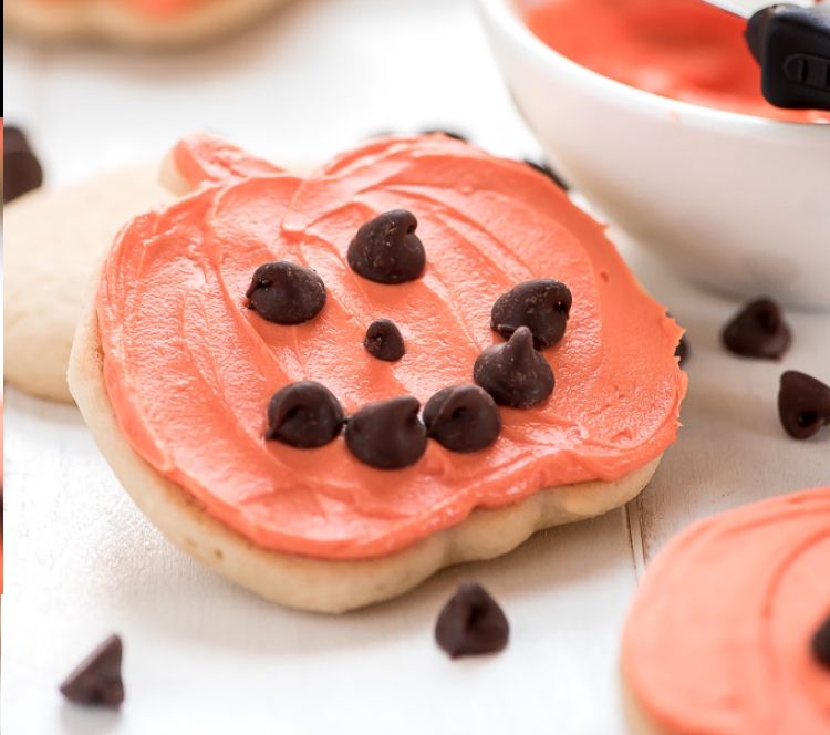 Reference photo of a pumpkin cookie with chocolate chips for a face