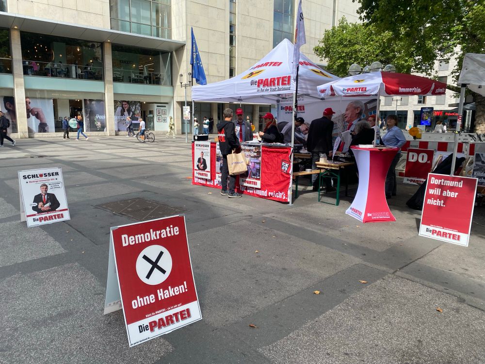 Ein sehr guter PARTEI-Stand mit sehr guten Plakaten und sehr guten Menschen