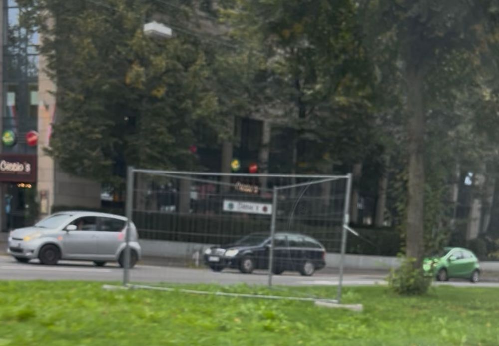 Ein leeres Gestell aus drei Bauzäunen auf dem Grünstreifen der Wittekindstraße, Ecke Lindemannstrasse 