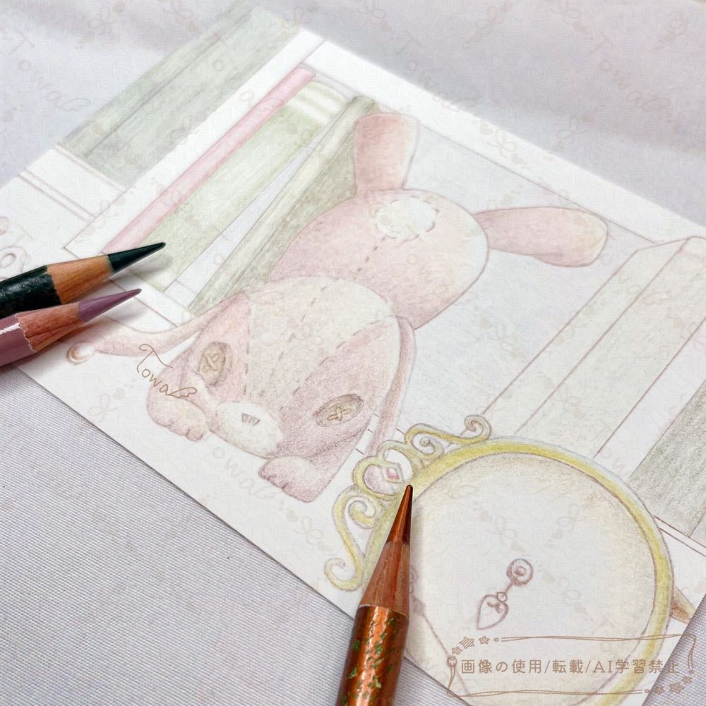 薄く色づけされたアナログイラスト
本棚から落ちてきたうさぎのぬいぐるみと置き時計が描かれている