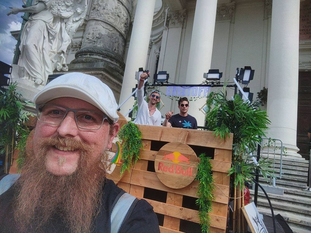von links nach rechts: TCU, Guylit und Axxound

Ort: vor der Karlskirche in Wien