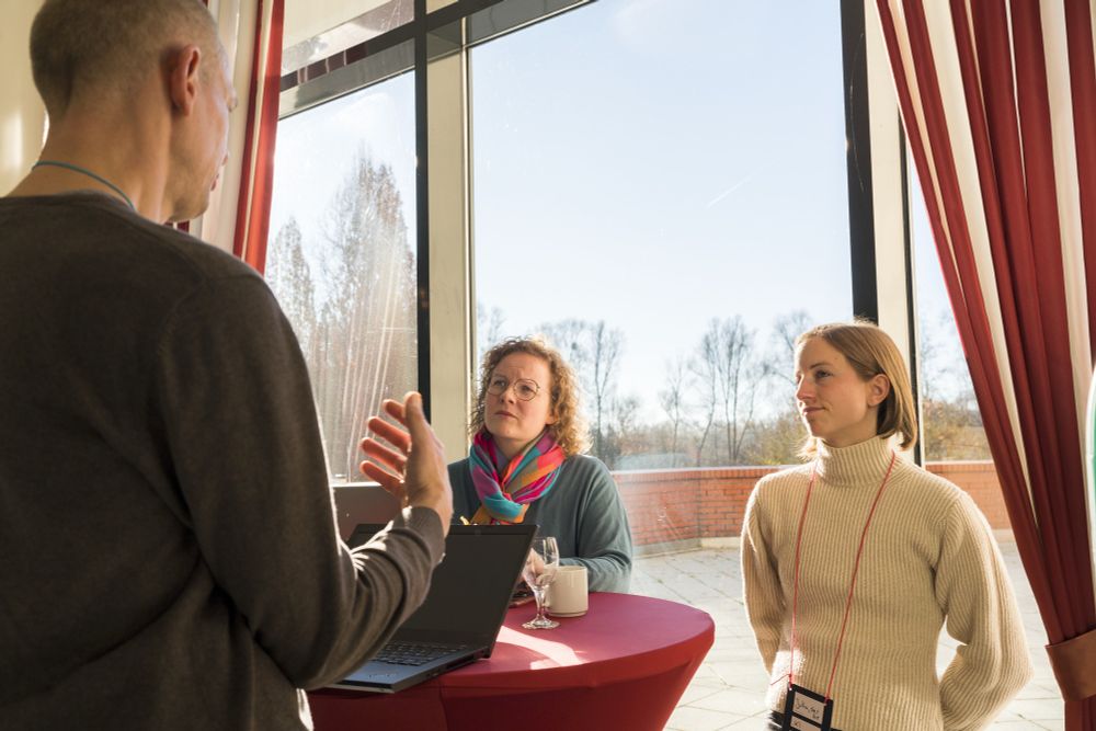 D64-Mitglieder diskutieren auf der Geschäftsstelle miteinander. Bild: D64/Falko Ortolf