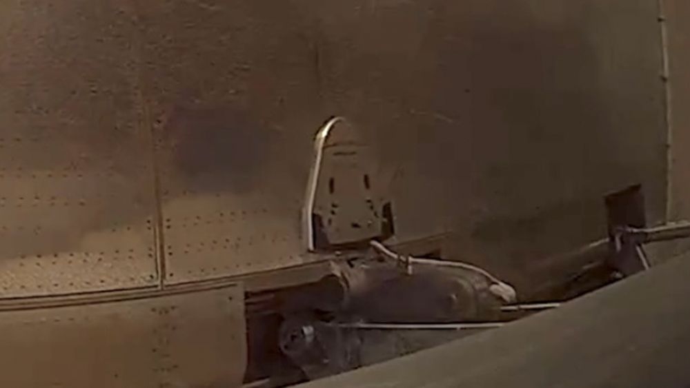 Screenshot from SpaceX Starship Flight 8 launch attempt stream of one of the flaps on Starship. Zoomed in to show where the flap is attached which looks like a tiny Dragon Capsule