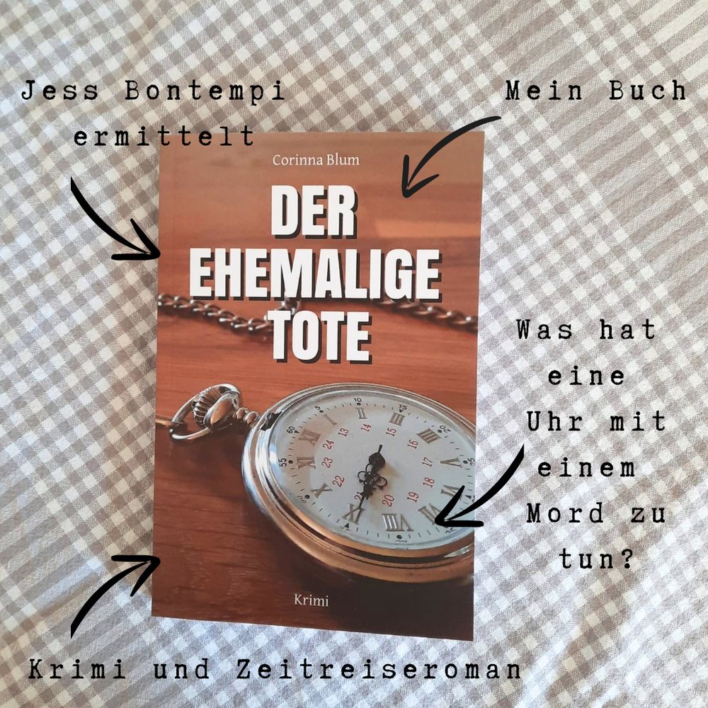 Das Buch "Der ehemalige Tote" liegt auf einem grau-karierten Tuch. Auf dem Buchcover ist groß eine Taschenuhr mit nur einem Zeiger zu sehen.

Vier Pfeile zeigen auf das Buch mit jeweils einer Eigenschaft des Buches:
"Jess Bontempi ermittelt", "Mein Buch", "Krimi und Zeitreiseroman" sowie "Was hat eine Uhr mit einem Mord zu tun?"