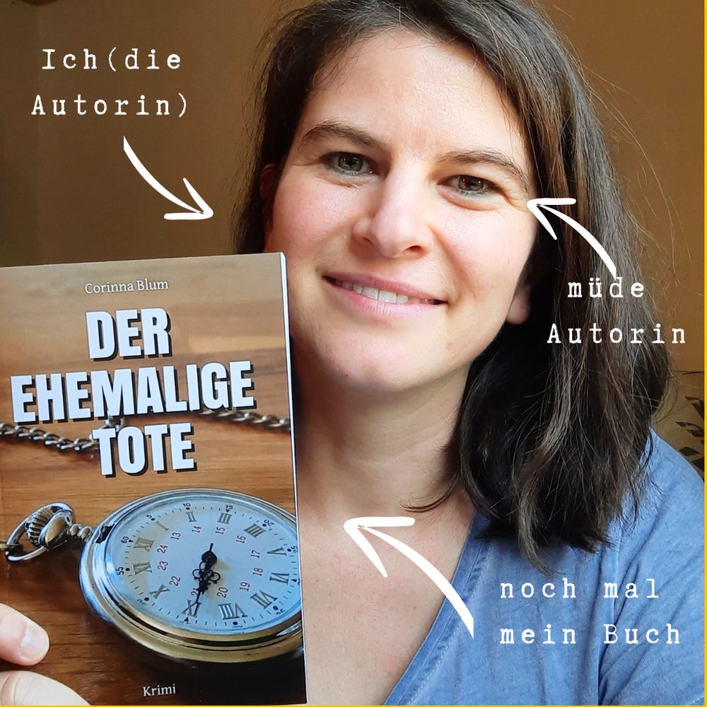 Hier zeigt sich die Autorin (dunkle, halblange Haare) mit dem Buch "Der ehemalige Tote" in der Hand. Ein Pfeil deutet auf das Buch mit dem Hinweis "noch mal mein Buch". Zwei weitere Pfeile deuten auf die Autorin mit den Hinweisen "Ich (die Autorin)" und "müde Autorin".