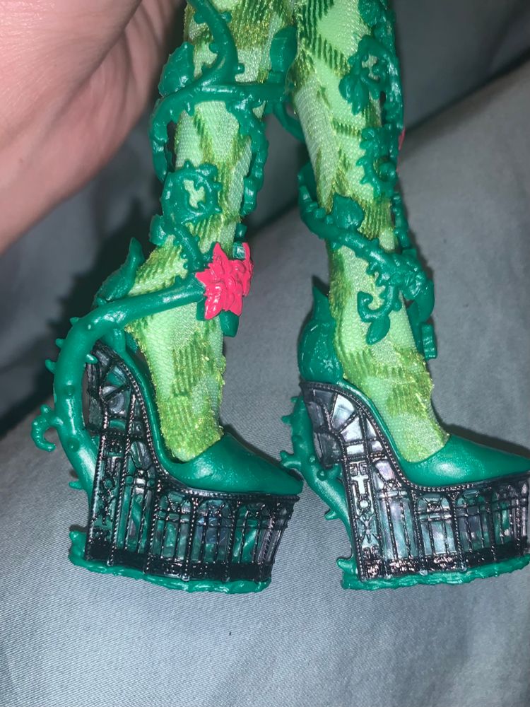 Fang Club Venus McFlytrap's shoes
after I painted them
sides