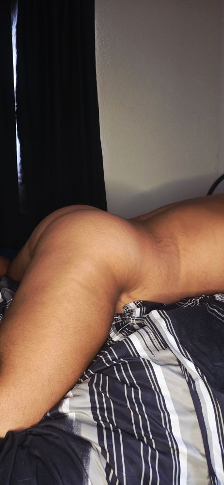 Arched back thick ass laying on a bed