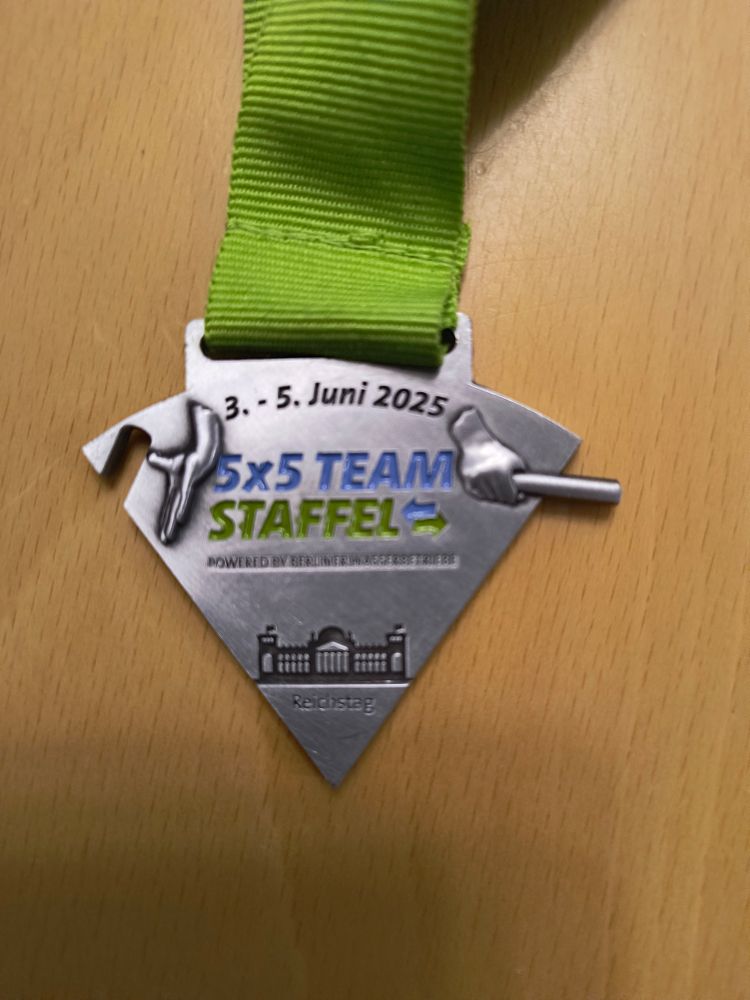 Medaille von der Berliner Teamstaffel. 5 Teile können zu einer großen Medaille zusammengefügt