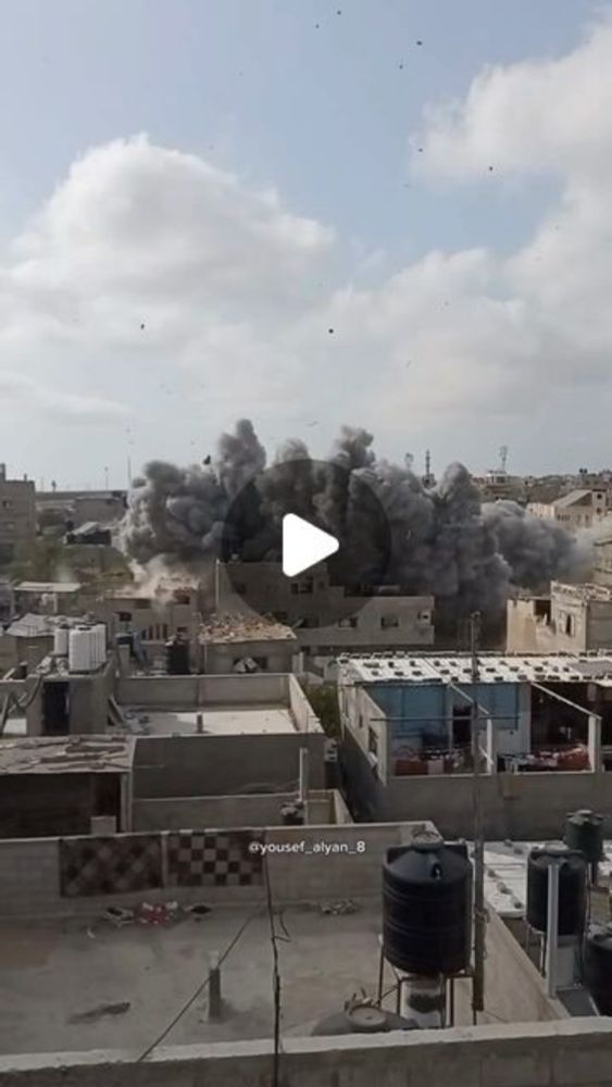 Marcelo Fontes on Instagram‎: "Terça-feira: O momento do bombardeio de uma casa em Rafah, sul de Gaza. 

The moment of bombing a home in Rafah, southern Gaza. By @yousef_alyan_8

‎لحظة قصف منزل في رفح...