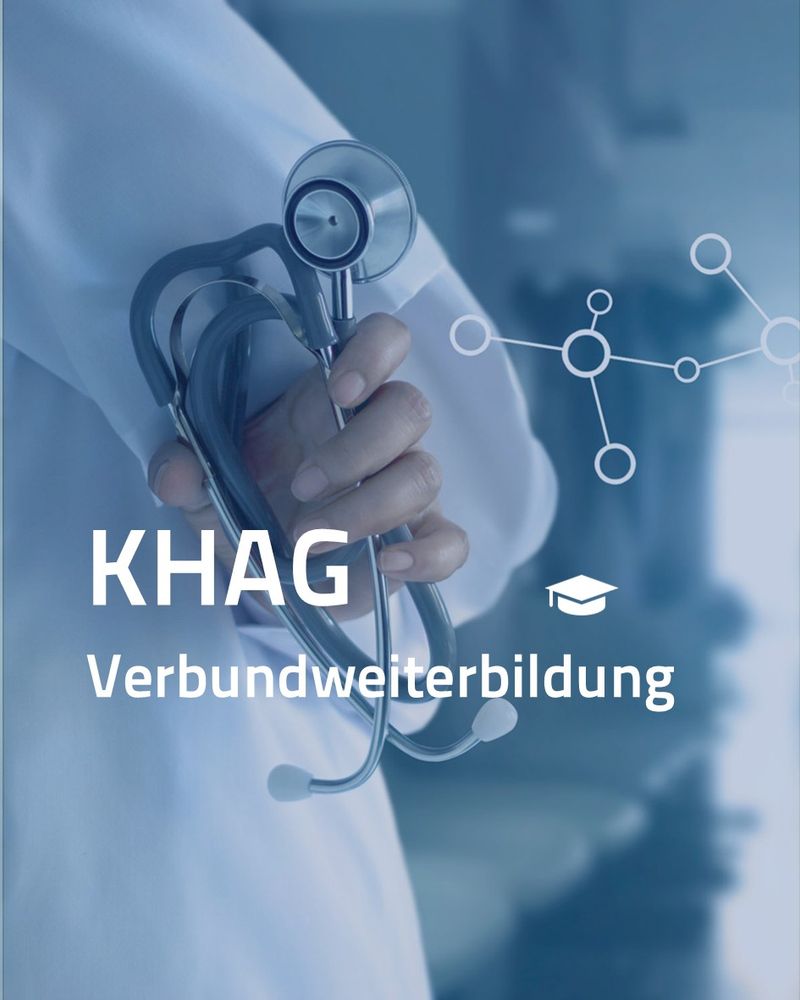 Medizinische Fachkraft in weißem Kittel hält ein Stethoskop; im Vordergrund steht der Text „KHAG Verbundweiterbildung“ mit einem kleinen Graduation-Cap-Symbol auf blauem Hintergrund mit stilisierten Molekülverbindungen.