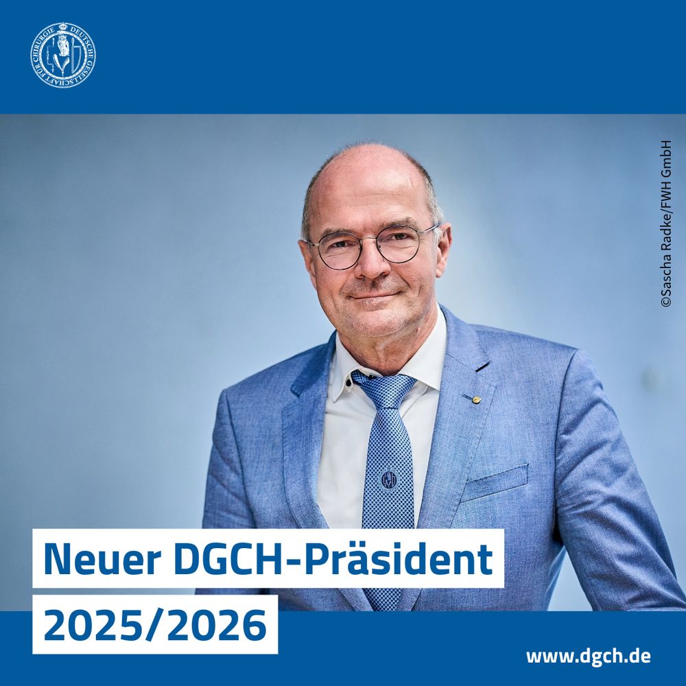 Porträtfoto des neuen Präsidenten der Deutschen Gesellschaft für Chirurgie (DGCH) für die Amtszeit 2025/2026. Er trägt einen hellblauen Anzug mit passender Krawatte und schaut freundlich in die Kamera. Links oben befindet sich das DGCH-Logo, unten rechts die Website www.dgch.de.
