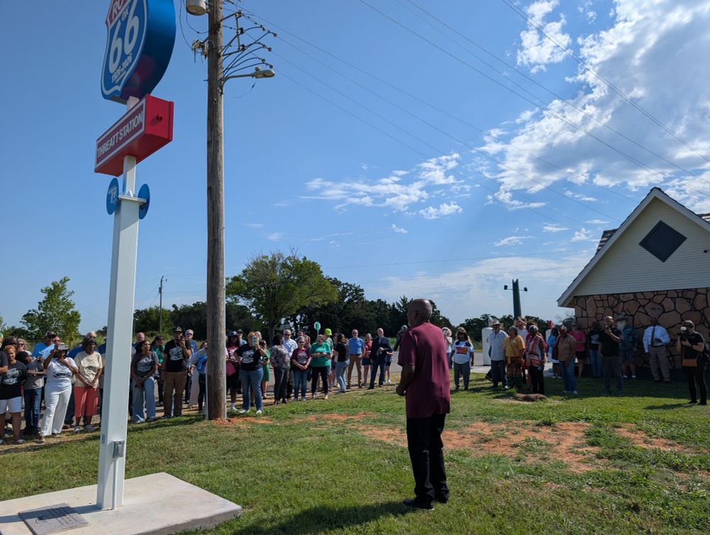 Ed Threatt talks to an assembled crowd about his family's history on Route 66.