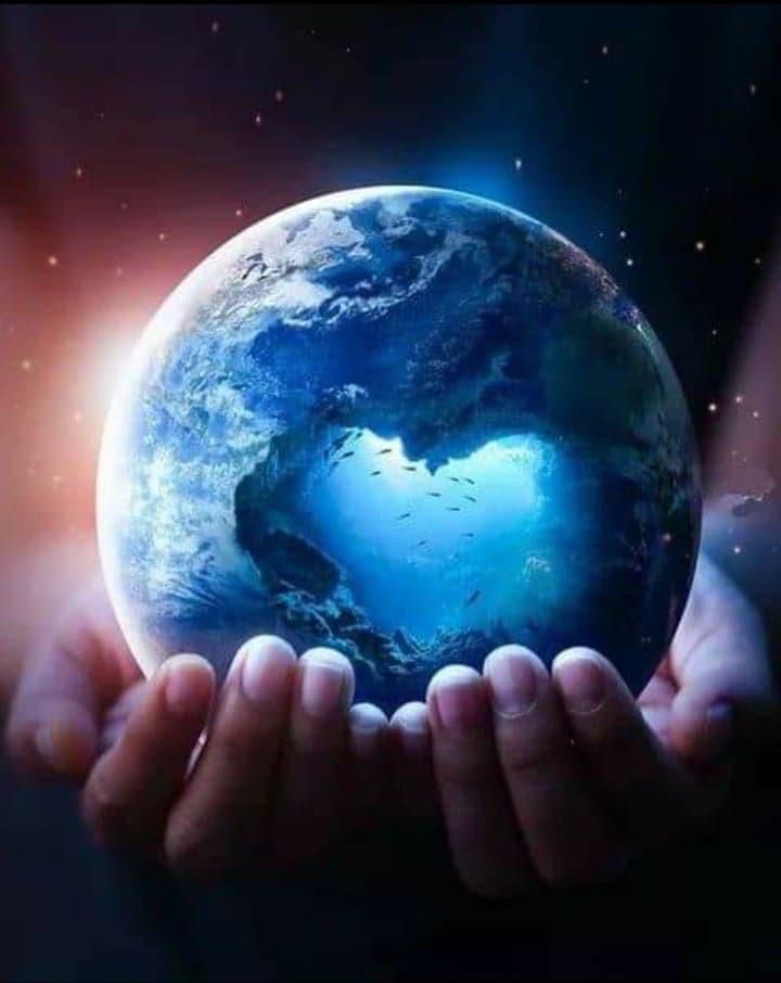 Deux mains qui tiennent la Terre au centre de laquelle il y a un Coeur