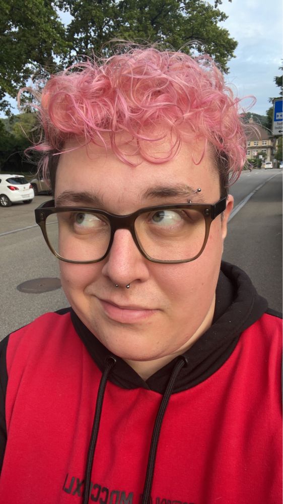Selfie von mir mit pinken haaren.