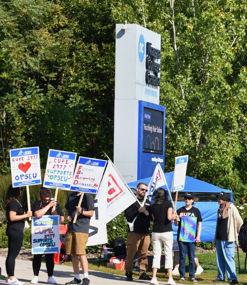 BUFA Executive stands in solidarity with @OPSEU, joining the picket lines at the Niagara College (Welland campus) today.