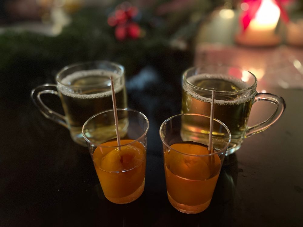 Zwei Apfelglühwein und zwei Mispelchen in Calvados.