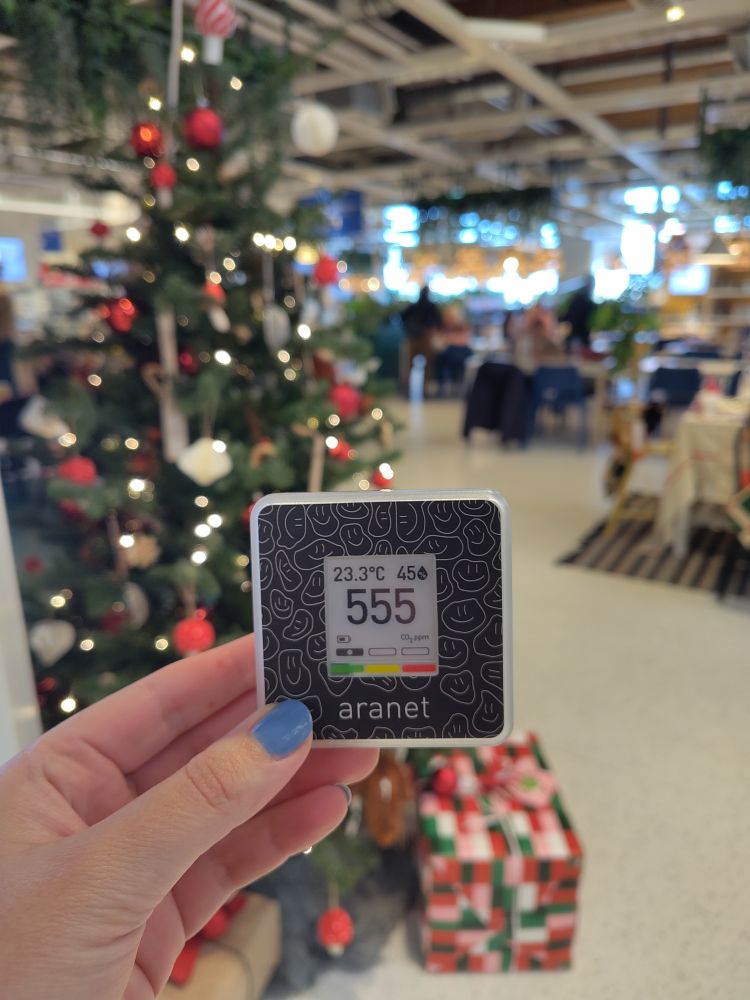 Aranet vor der Weihnachtsdeko im IKEA 1220 Wien: 555ppm CO2