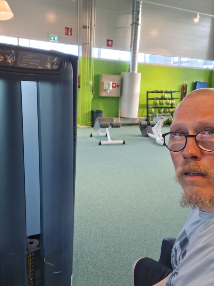 loitontaja-/lähentäjälaite ja väsynyt treenaaja.