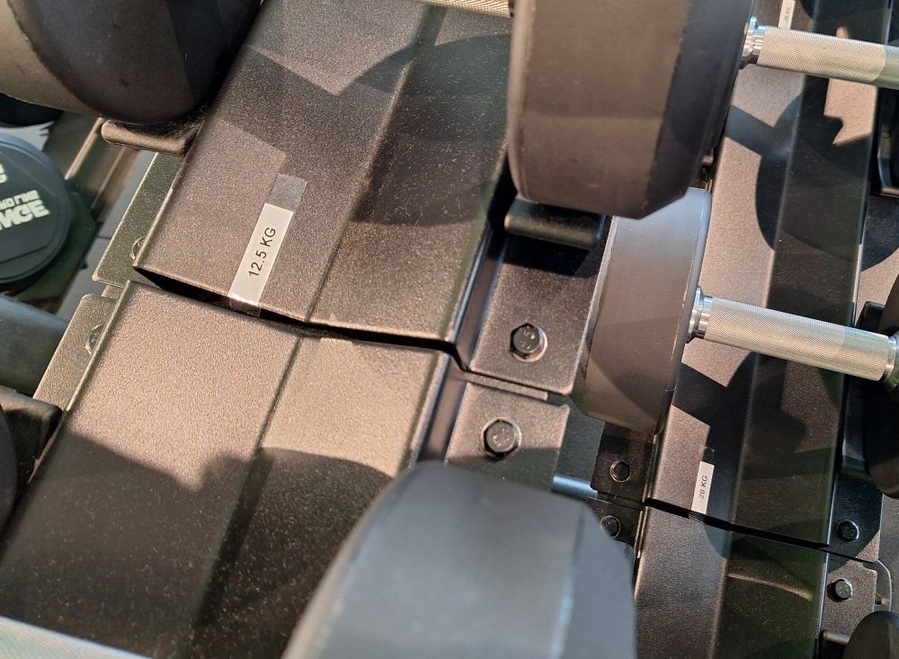 käsipainojen välissä pieno dynotarra, joka kertoo oikean sijoituspaikan käsipainolle - kätevä juttu!