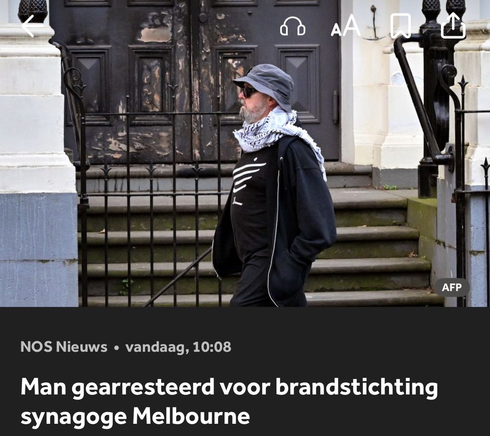 Een screenshot van een NOS-artikel foto en kop van 6 juli 2025. De kop van het artikel is “Man gearresteerd voor brandstichting synagoge Melbourne”. Op de bijbehorende foto zie je de schade van de brand aan de deur van de synagoge. Op de foto loopt een persoon voorbij die een Keffiyeh (Palestijnse sjaal) draagt.