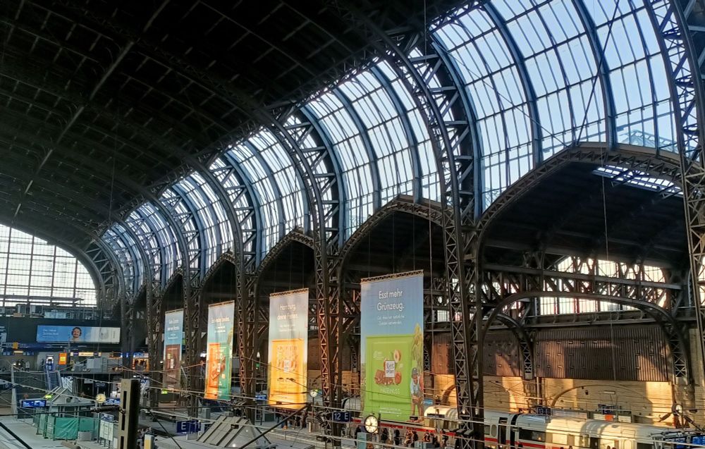 La grande gare centrale, pas la plus belle, avec ses verrières et ses pubs de chocolat.