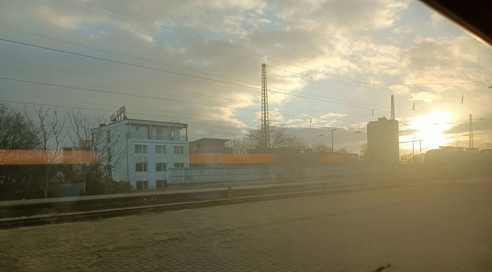 On va vers l'Alsace : trouée dans les nuages et soleil au loin.