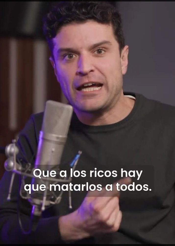Hombre blanco con pelo oscuro con un micrófono delante que mira a la cámara y el texto "Que a los ricos hay que matarlos a todos."