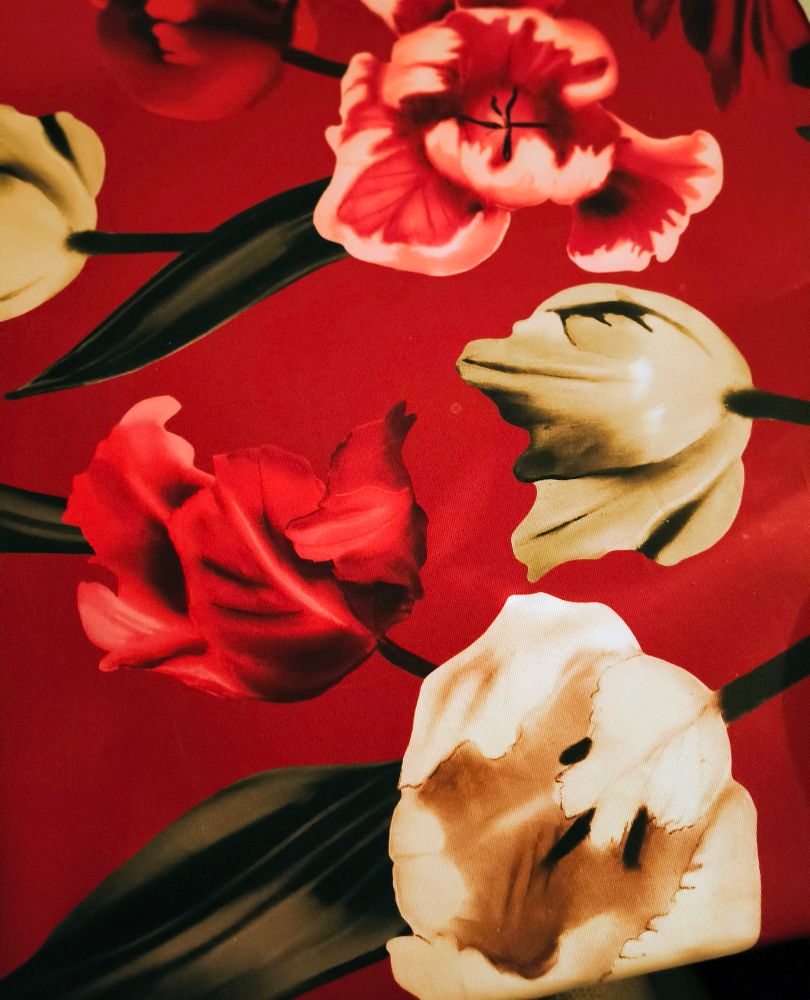 Jouluinen kangas, jossa punaisia ja valkeita tulppaaneja.