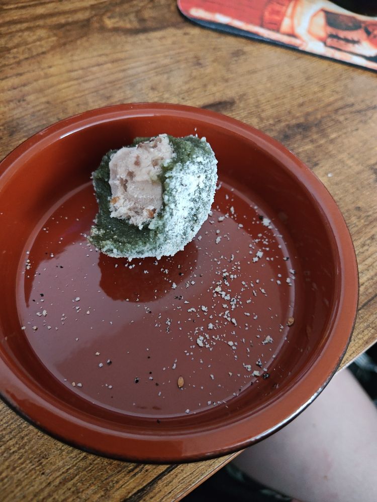 40% of the best rice cake ever - a deep green rice cake stuffed with a chunky cinnamon-sweet paste, rolled in something soft and mild that balances out the sweetness of the filling