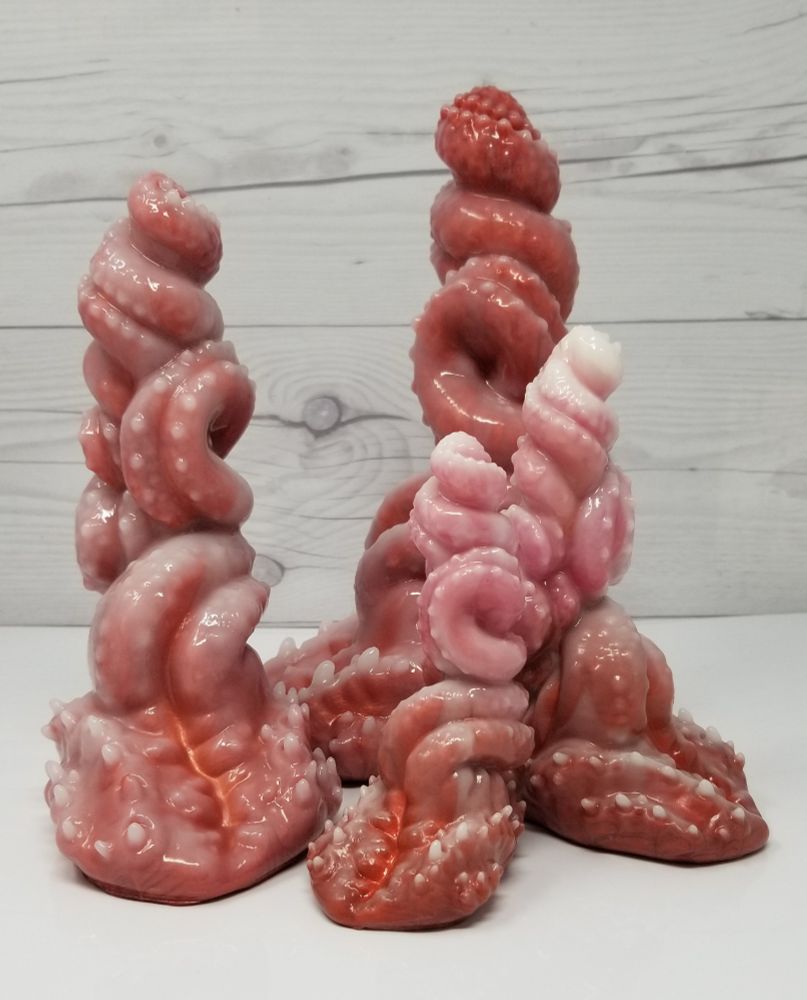 four different sized Aldrich in an exceptionally tongue-like pour, with white wash over pink and reds