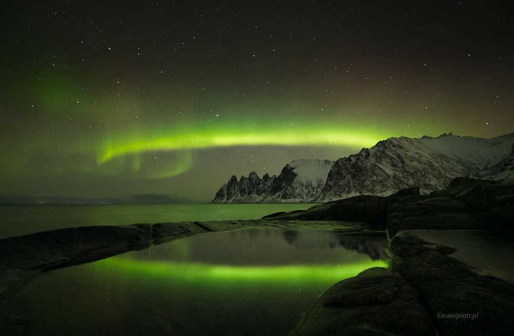 Aurora borealis over Senja in Norway.
Zorza nad Senją, Norwegia.