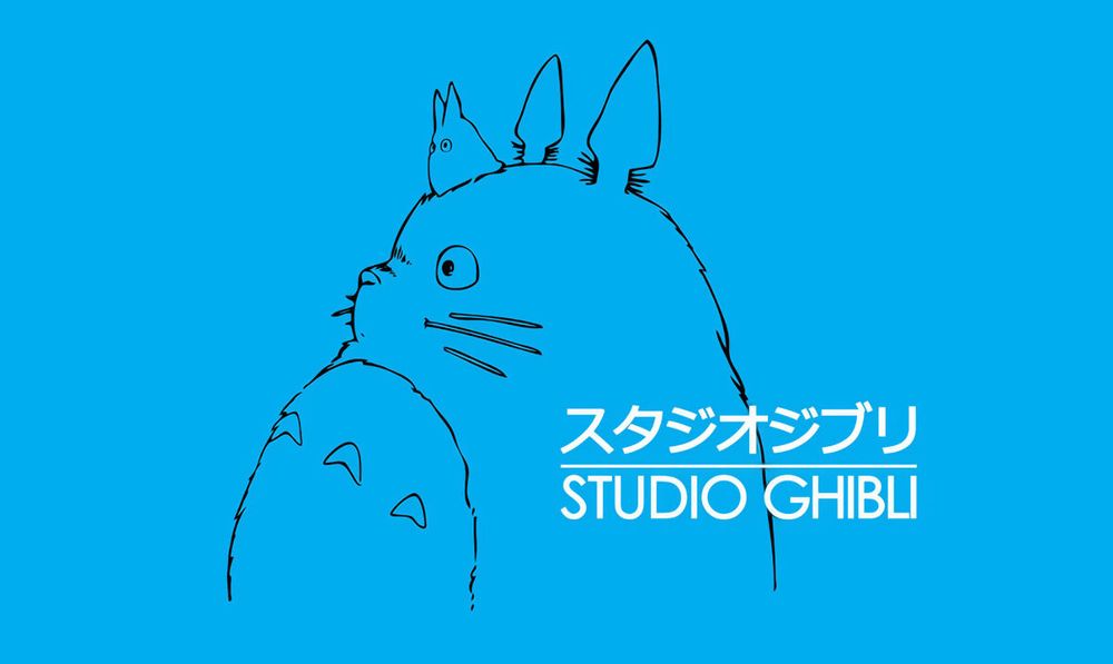 Visuel du studio Ghibli sur un fond bleu ciel. Le nom du studio est écrit en japonais et en anglais.

Sur le dessin, on peut voir Totoro, de profil, le regard tourné vers la gauche.