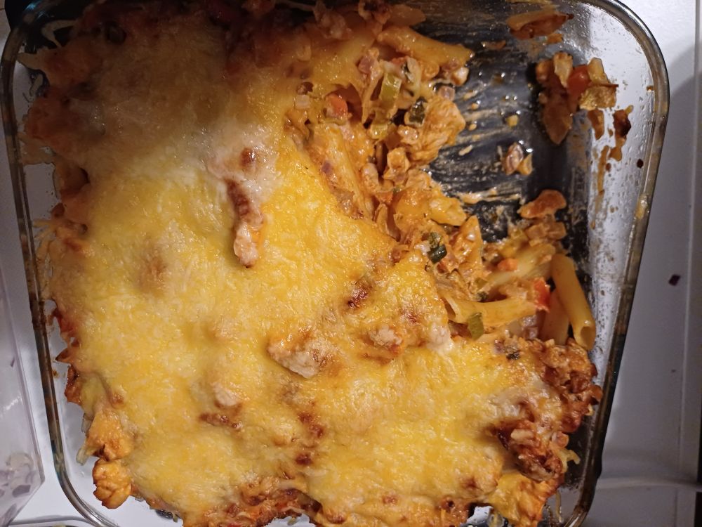 Ovenschaal met pasta en gesmolten kaas.