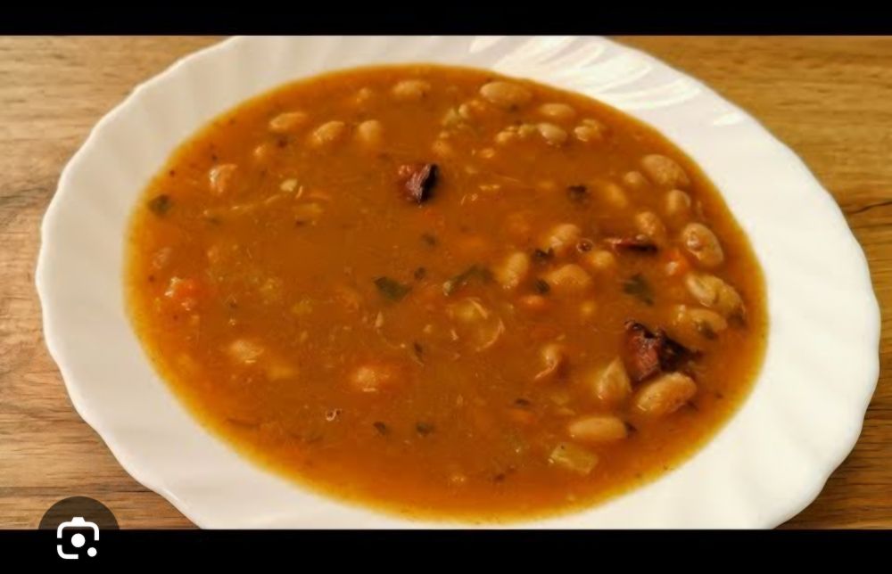 Wit bord met Bosnische bonensoep.