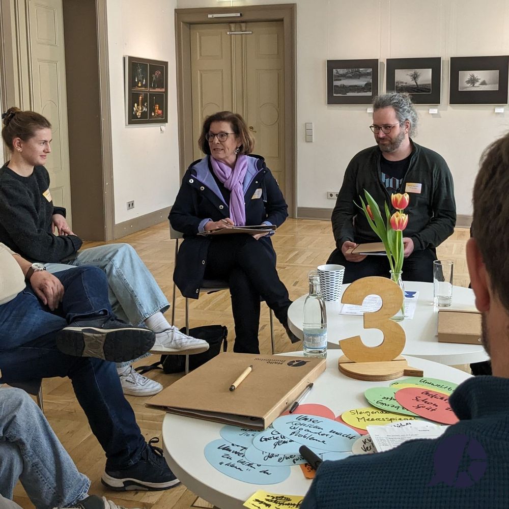 Die Bundestagsabgeordnete Antje Tillmann (CDU) sitz im Stuhlkreis mit einer Gruppe von ca. 6 Teilnehmenden und unterhält sich.