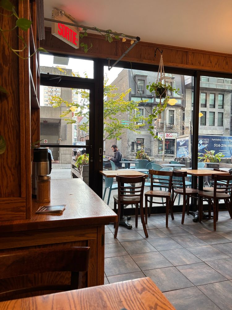 テイクアウト品テーブルに、反🇮🇱抗議デモ宣伝のチラシが置いてある